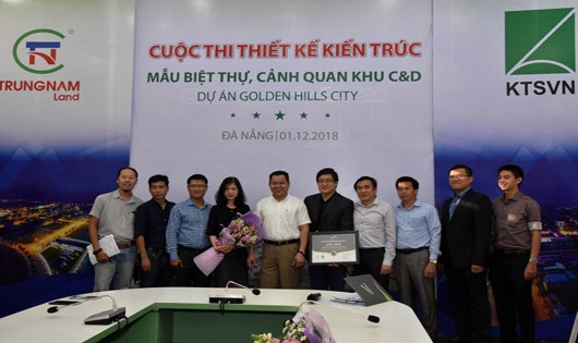 Ban giám khảo trao giải cho các đội tham dự