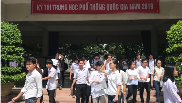 Các thí sinh kết thúc môn Văn sáng 25/6