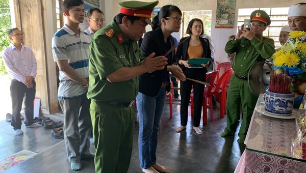 Chủ tịch quận Sơn Trà và Trưởng Công an quận Sơn Trà thắp hương, chia buồn với gia đình nạn nhân