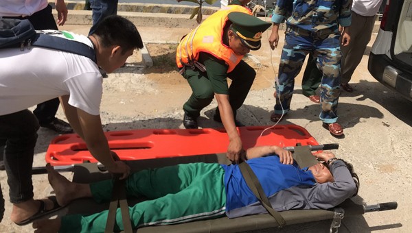 Bô đội Biên phòng đưa ngư dân bị ngộ độc lên xe cấp cứu
