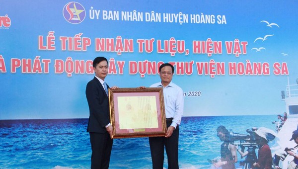 Lễ tiếp nhận tư liệu, hiện vật và phát động xây dựng Thư viện Hoàng Sa