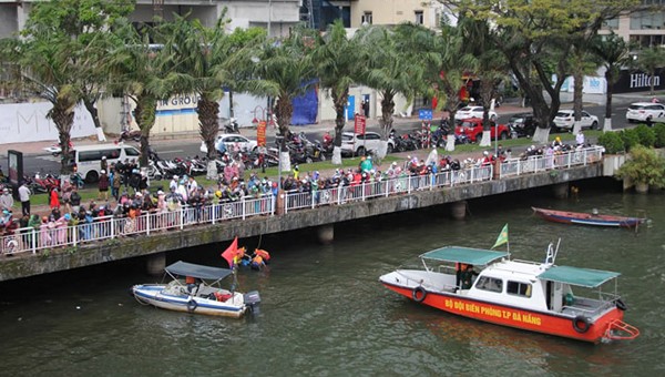 Các lực lượng cứu hộ cứu nạn có mặt để tìm kiếm, đưa thi thể nạn nhân lên bờ