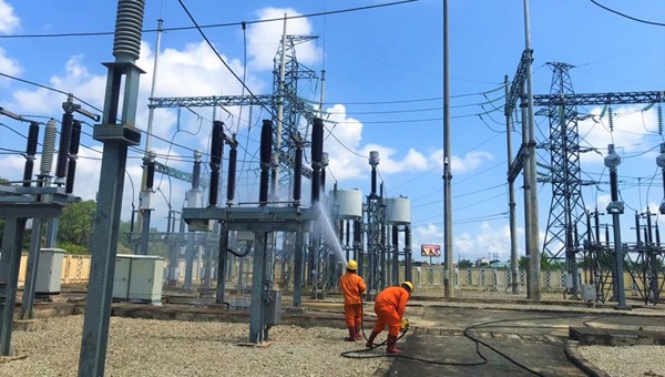 Thi công vệ sinh sứ hotline tại TBA 110kV