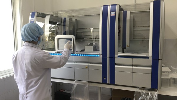 CDC Quảng Nam thực hiện mẫu xét nghiệm trên máy. Ảnh: Sở Y tế Quảng Nam