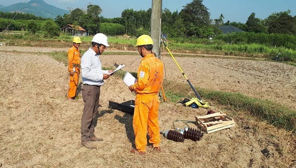 Anh Trần Quang Thắng giám sát công việc tại hiện trường