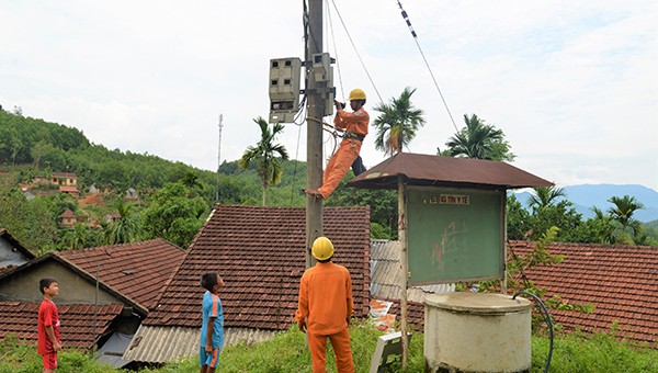 Công nhân điện luôn vất vả và gặp nhiều bất trắc