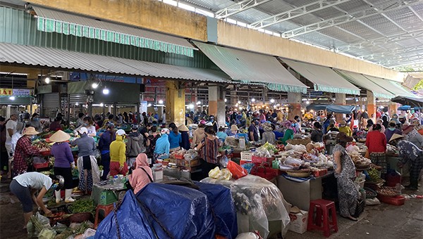 Người dân lo đi mua đồ trữ là do hiểu nhầm đóng cửa các chợ, siêu thị.