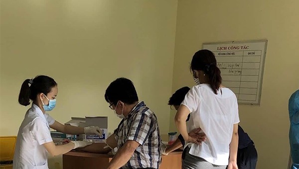 Lấy mẫu xét nghiệm cho người dân trong khu vực phong tỏa