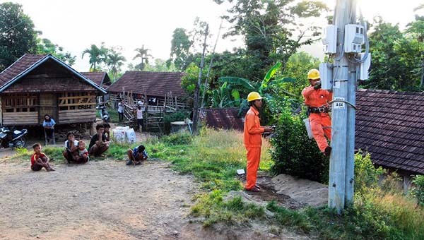 Kiểm tra hệ thống lưới điện vùng cao Quảng Ngãi.