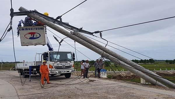 Cột điện bị gãy đổ tại Huế