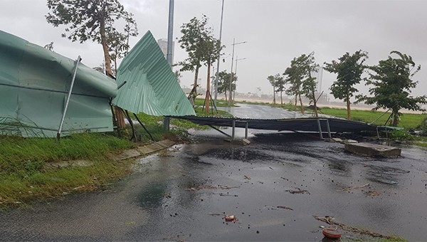 Gió bắt đầu quần thảo, nhiều thiệt hại đã xảy ra