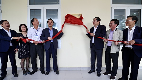 Nghi thức khánh thành công trình điện mặt trời trên mái nhà cho trường học.