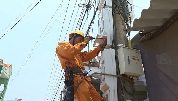 Công nhân kiểm tra công tơ cho khách hàng