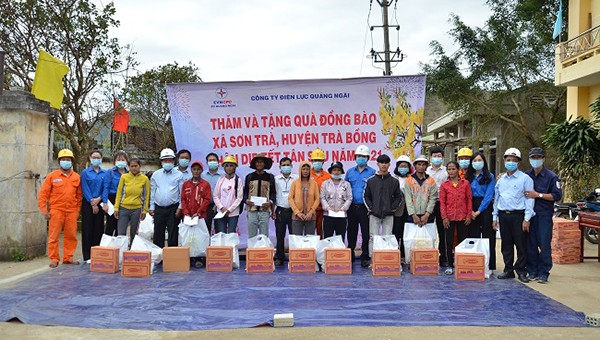 Mang xuân đến với bà con vùng cao Sơn Trà