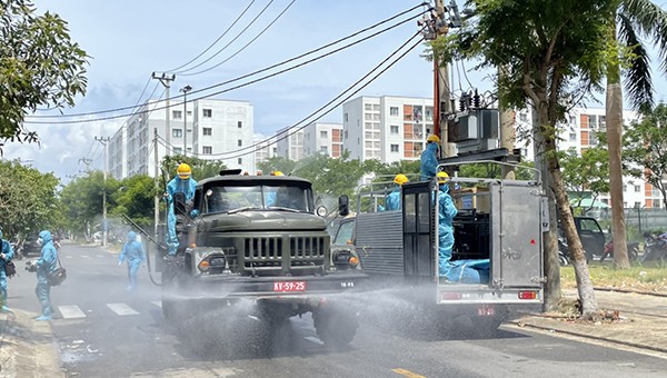 Phun khử tuyến đường Bùi Dương Lịch, Sơn Trà, nơi ghi nhận có ca liên quan Covid-19 trước đó.