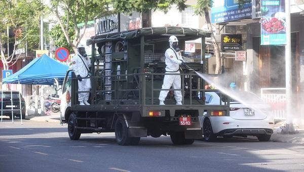 Bộ đội hóa học phun thuốc khử khuẩn tại khu dân cư tam giác, nơi đã ghi nhận hàng chục ca nhiễm COVID-19.
