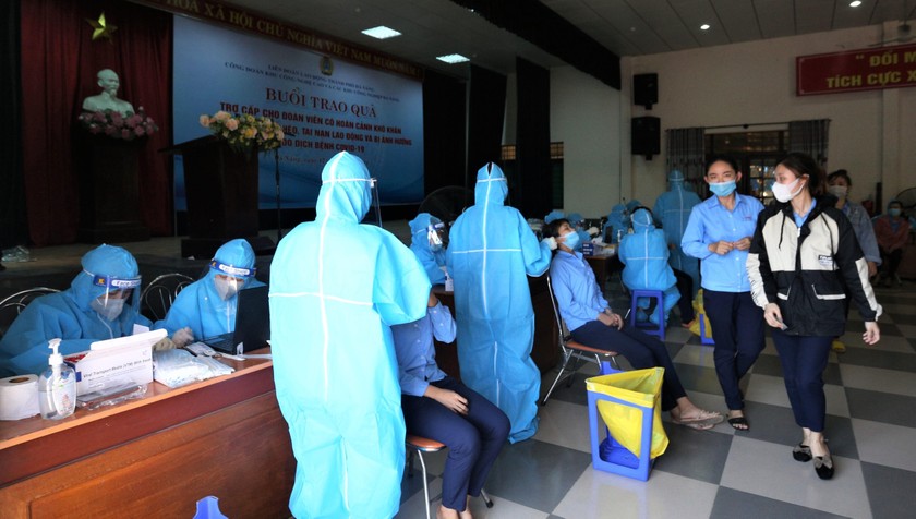 Lấy mẫu xét nghiệm COVID-19 tại Khu Công nghiệp Hòa Khánh.