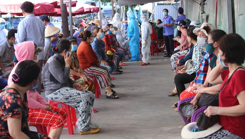 Lấy mẫu xét nghiệm COVID-19 cho tiểu thương ở Đà Nẵng.