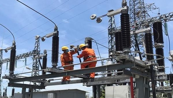 Công nhân điện lực Quảng Ngãi vệ sinh bảo dưỡng dao cách ly TBA 110kV Bình Chánh.