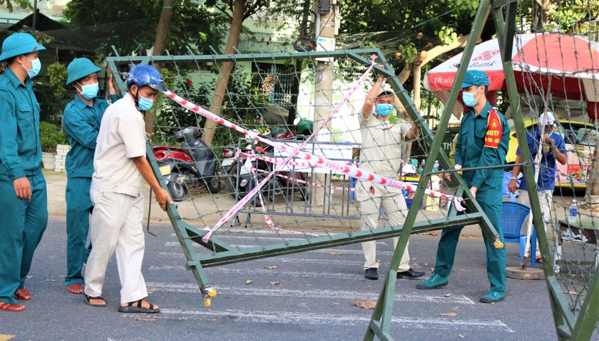 Lực lượng chức năng rào chắn, phong tỏa một khu vực vừa phát hiện ca nhiễm COVID-19.