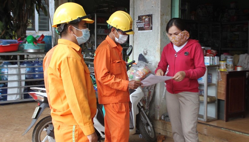 Tuyên truyền cho khách hàng các dịch vụ điện tử của ngành điện trong mùa dịch.