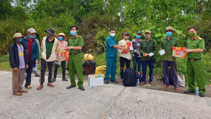 Công an xã Hòa Bắc (huyện Hòa Vang, Đà Nẵng) tặng quà cho nhóm người về quê.