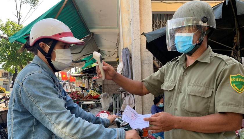 Các chợ ở TP Quảng Ngãi đồng loạt triển khai giãn cách phòng dịch bằng cách áp dụng phiếu trước khi vào chợ.