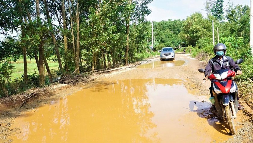 Tuyến đường nhựa đã bị cày nát thành đường "voi làm ổ" hành dân suốt nhiều năm