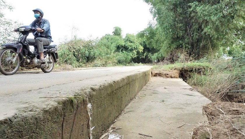 Kè đá nằm cạnh sông Vu Gia bị hư hỏng nặng đe doạ con đường đi duy nhất của người dân