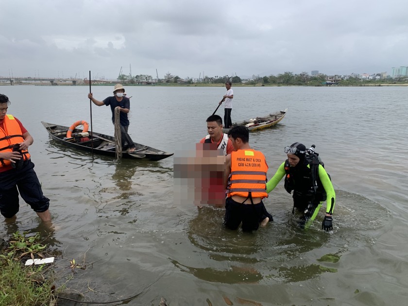 Thi thể nam sinh xấu số được tìm thấy.