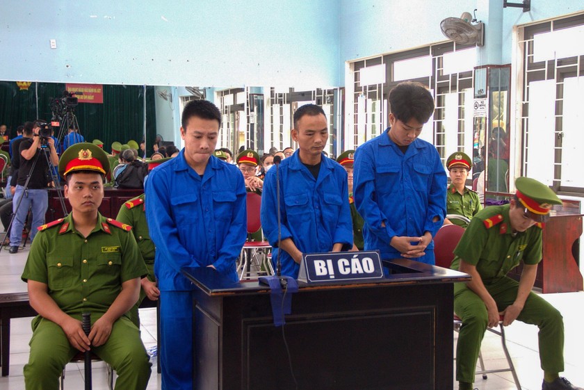 Đánh nữ nhân viên gác chắn đường tàu, 3 thanh niên 'chia nhau' hơn 8 năm tù