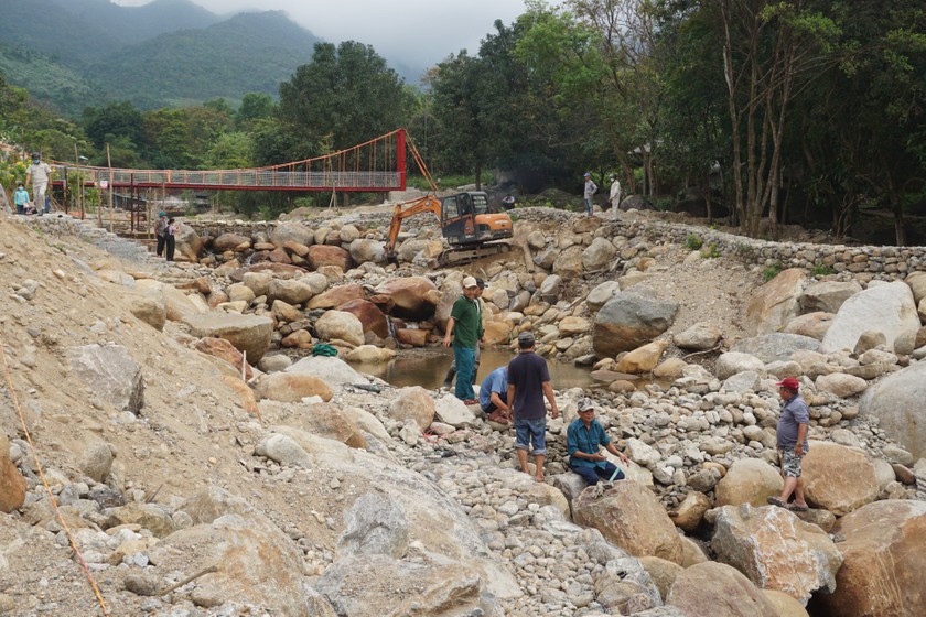 Khu du lịch sinh thái Suối Lương chặn dòng suối bị lực lượng chức năng yêu cầu tháo dỡ vào ngày 31/3.