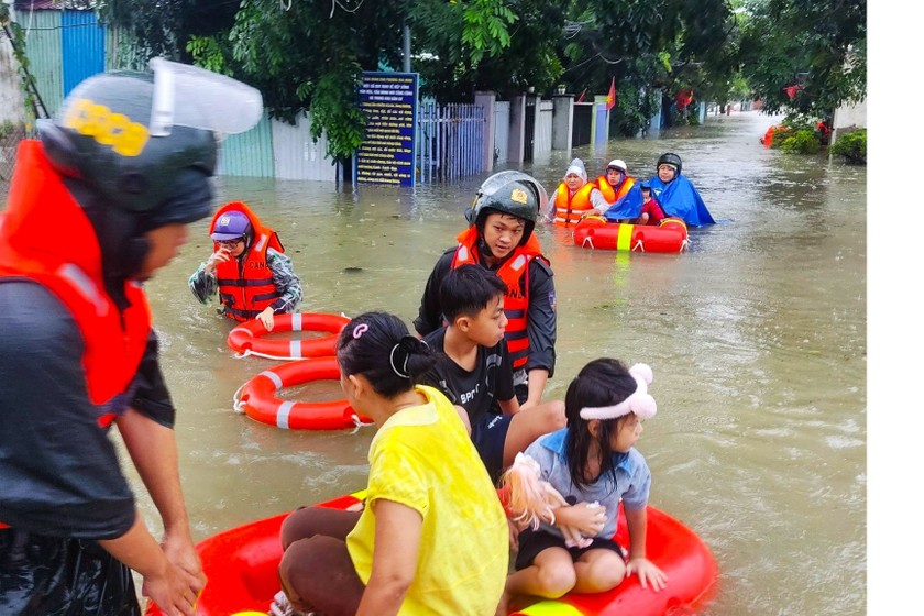 Đà Nẵng "chạy đua" sơ tán dân trước 16 giờ hôm nay.