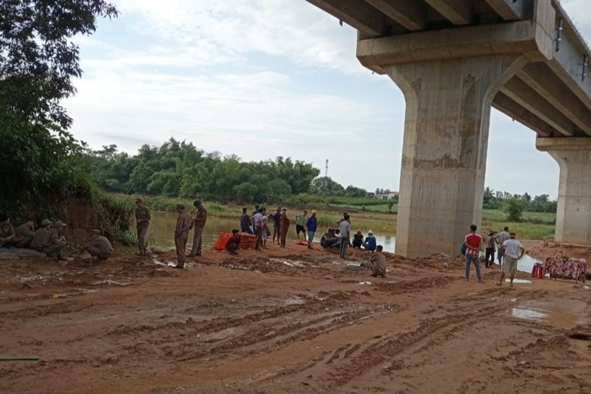 Người dân và chính quyền tập trung tìm kiếm nạn nhân.