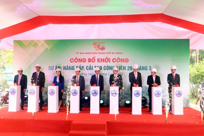 Lãnh đạo TP Đà Nẵng ấn nút khởi công dự án.