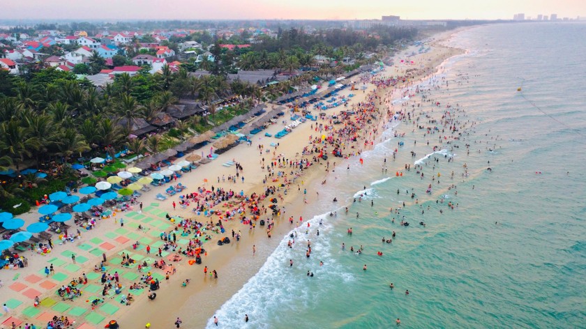Rất đông người dân và du khách đổ ra biển An Bàng (Hội An) vui chơi, tắm biển trong ngày đầu tiên nghỉ lễ.