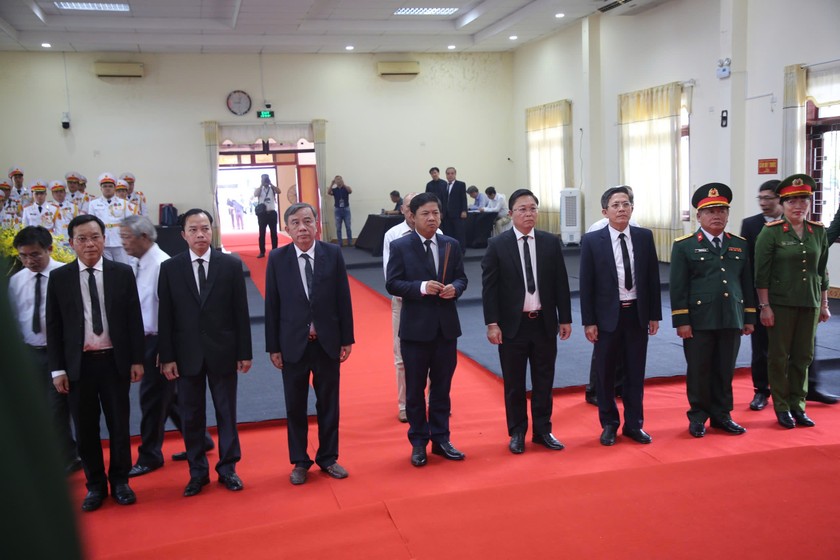 Đoàn Tỉnh ủy, UBND, Ủy ban MTTQ Việt Nam tỉnh Quảng Nam vào viếng.