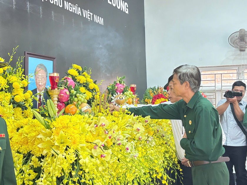 Đông đảo nhân dân xã Phổ Khánh viếng nguyên Chủ tịch nước Trần Đức Lương.