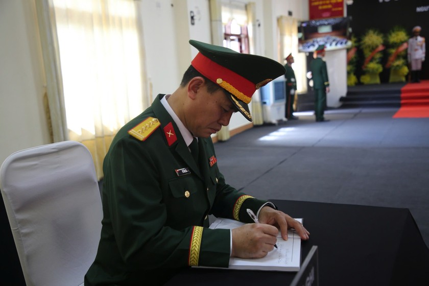 Nhiều cán bộ, lực lượng vũ trang, nhân dân đến viếng nguyên Chủ tịch nước Trần Đức Lương.