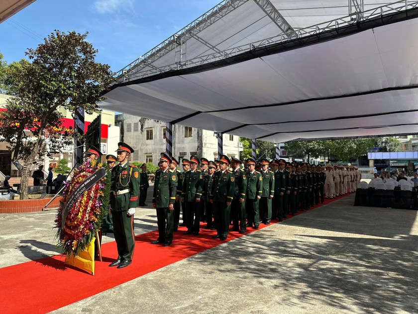 Thiếu tướng Lê Ngọc Hải, Tư lệnh Quân khu 5, dẫn đầu đoàn Đảng uỷ, Bộ tư lệnh quân khu 5 vào viếng nguyên Chủ tịch nước.
