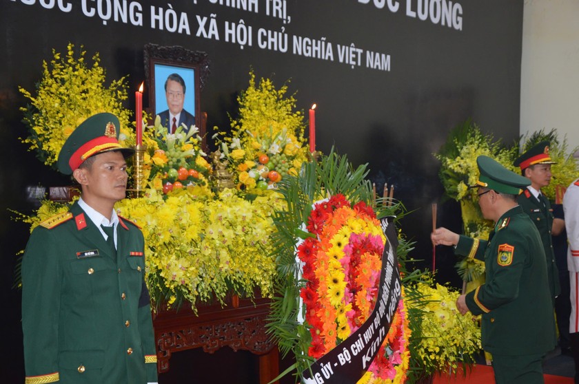 Lãnh đạo Quân khu V thắp hương tưởng nhớ nguyên Chủ tịch nước Trần Đức Lương.