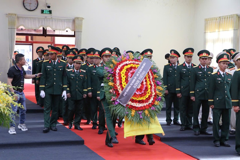 Các lực lượng vũ trang tỉnh Quảng Ngãi viếng nguyên Chủ tịch nước Trần Đức Lương.