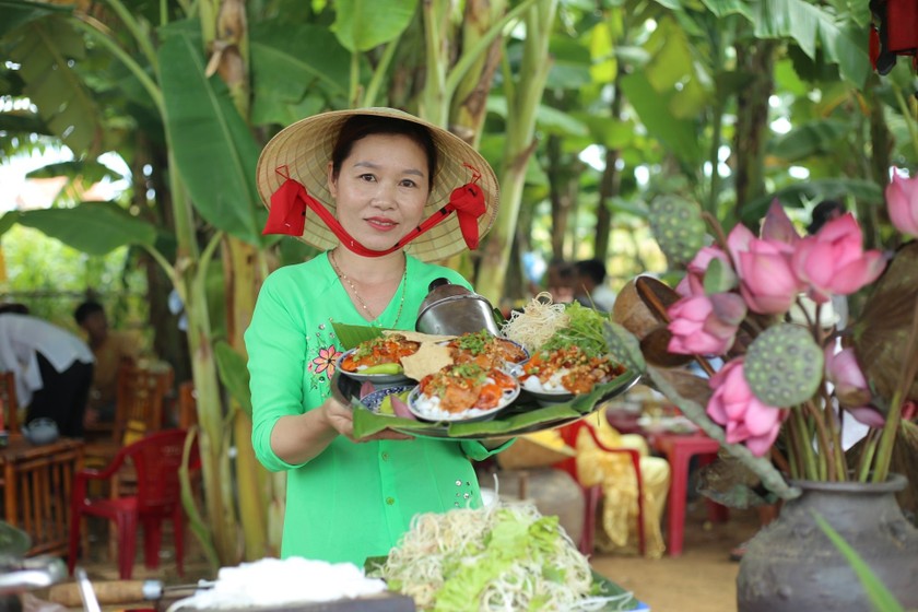 Những tô mỳ Quảng do các nghệ nhân làm ra được đông đảo du khách thích thú thưởng thức.