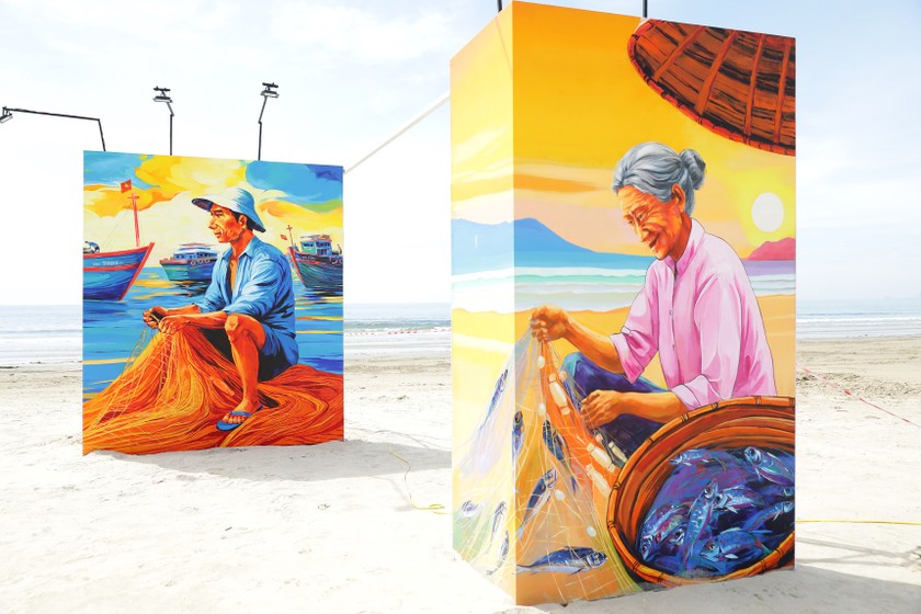 &quot;Vườn bích họa&quot; là không gian nghệ thuật ngoài trời nơi hội họa và sắp đặt giao thoa, khắc họa sống động nhịp sống thường ngày của làng biển mộc mạc mà sâu lắng.