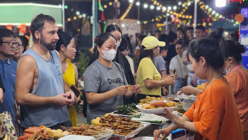 Không gian ẩm thực &quot;Hương vị mùa hè Đà Nẵng&quot; đưa du khách bước vào hành trình “chu du vị giác” của thế giới ẩm thực.
