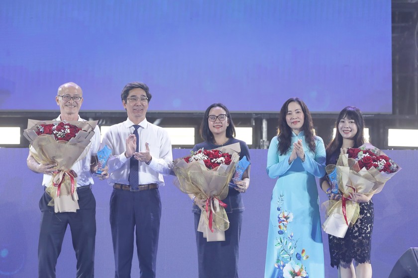 Phó Chủ tịch UBND TP Đà Nẵng Trần Chí Cường, Giám đốc Sở VHTTDL TP Đà Nẵng Trương Thị Hồng Hạnh tặng hoa cho các đơn vị đồng hành, tài trợ lễ hội.