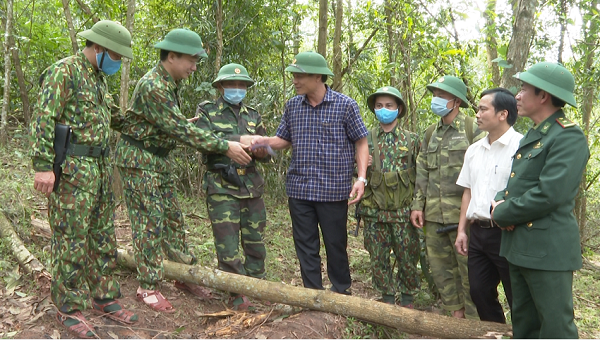 Đ/c Bùi Anh Tuấn- Bí thư huyện ủy (thứ 4 từ trái sang) thăm chốt phòng chống Covid-19 tại xã Dân Hóa.