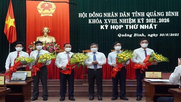 Ông Vũ Đại Thắng, Bí thư Tỉnh ủy tặng hoa chúc mừng Thường trực HĐND tỉnh khóa XVIII, nhiệm kỳ 2021-2026.