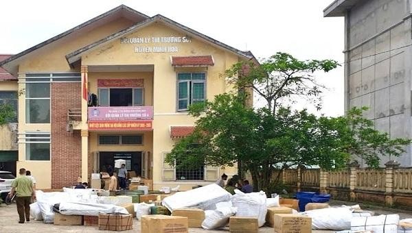 Hàng được bốc xuống từ xe container do ông Vũ Đình Luyến điều khiển.