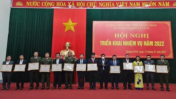 Ông Đoàn Ngọc Lâm, Phó Chủ tịch Thường trực UBND tỉnh trao bằng khen cho các tập thể và cá nhân có thành tích xuất sắc năm 2021.